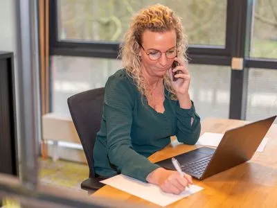 Overgangsassistente in gesprek met patiënt