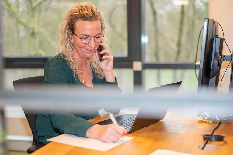 Overgangsassistente Kelly Moerman in gesprek met patiënt